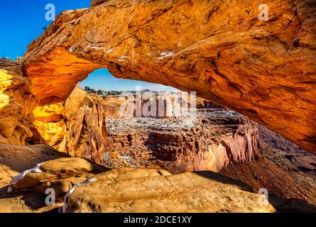 Golden Glowing Mesa Bogen an einem sonnigen Wintertag im Arches National Park, Utah Stockfoto