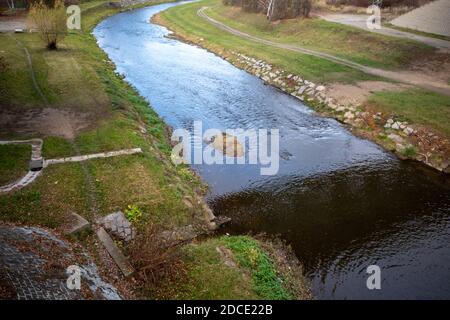 Blick von der Brücke auf den Fluss, der darunter fließt. Stockfoto