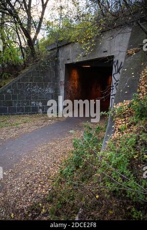 Fußgängertunnel unter der Bahnlinie Stockfoto