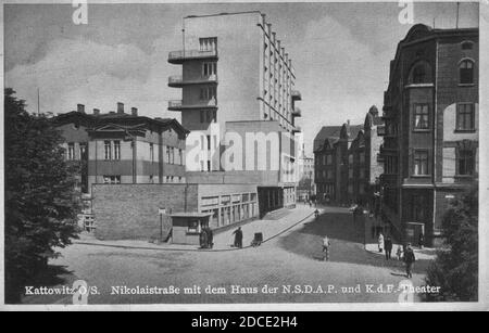 Kattowitz - Nikolaistrasse mit dem Haus der N.S.D.A.P. ind K.d.F.-Theater. Stockfoto