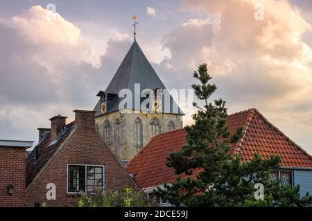 Die alte Kirche in der niederländischen Stadt Delden. Sie stammt aus dem zwölften Jahrhundert und war eine katholische Kirche, die dem Heiligen Blasius geweiht war Stockfoto