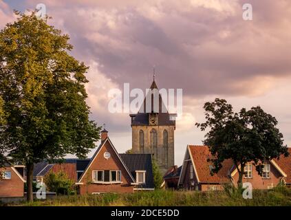 Die alte Kirche in der niederländischen Stadt Delden. Sie stammt aus dem zwölften Jahrhundert und war eine katholische Kirche, die dem Heiligen Blasius geweiht war Stockfoto