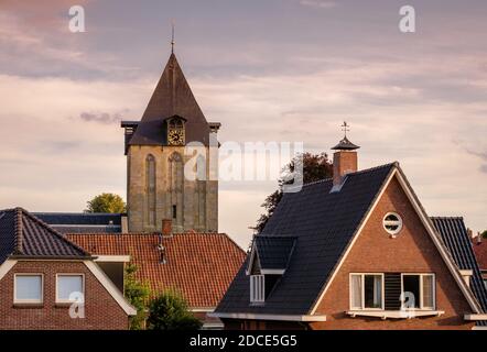 Die alte Kirche in der niederländischen Stadt Delden. Sie stammt aus dem zwölften Jahrhundert und war eine katholische Kirche, die dem Heiligen Blasius geweiht war Stockfoto