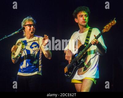 Die britische Rockband Queen im Konzert im Råsunda Fußballstadion, Stockholm, Schweden 7. Juni 1986: Roger Taylor und John Deacon (rechts) Stockfoto