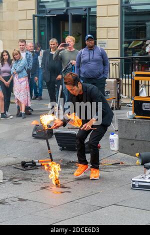 Mann jongliert mit Fackeln, Straßenkünstler auf dem öffentlichen Fringe Festival, 13. August 1999 in Edinburgh Stockfoto