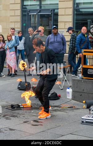 Mann jongliert mit Fackeln, Straßenkünstler auf dem öffentlichen Fringe Festival, 13. August 1999 in Edinburgh Stockfoto