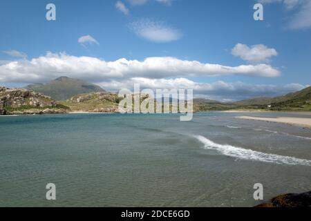 Atemberaubende Aussicht an einem sonnigen Nachmittag auf die Berge der Grafschaft Mayo vom Renvyle Strand in der Nähe von Letterfrack, Grafschaft Galway, Republik Irland Stockfoto