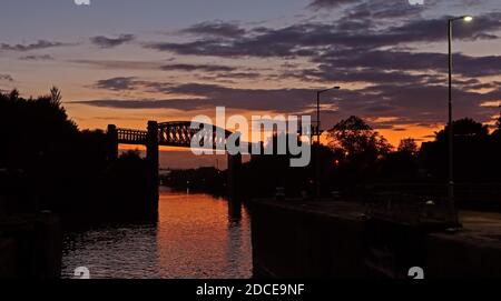 Sonnenuntergang bei Latchford Locks, MSCC, manchester Ship Canal Company, Thelwall, Warrington, Cheshire, England, Großbritannien Stockfoto