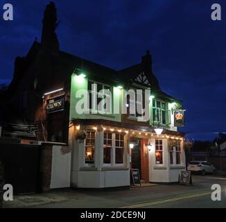 The Crown Pub, Bar, 15 Stände Hill, Lymm, Warrington, Cheshire, England, Großbritannien, bei Sonnenuntergang Stockfoto