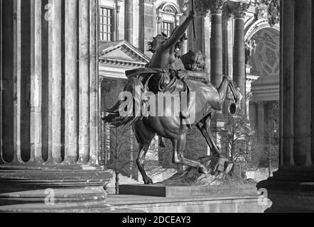 BERLIN, Deutschland, Februar - 13, 2017: Der Dom und der Bronze-Skulptur Amazone Zu Pferde vor alten Museum von August Kiss (1842). Stockfoto