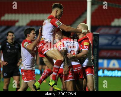 20. November 2020; Totally Wicked Stadium, Saint Helens, Merseyside, England; Betfred Super League Playoff Rugby, Saint Helens Saints gegen Catalan Dragons; Kevin Naiqama von St. Helens feiert mit seinen Teamkollegen Kyle Amor und Tom Makinson von St. Helens von St. Helens nach seiner 31. Minute Try Credit: Action Plus Sports Images/Alamy Live News Stockfoto