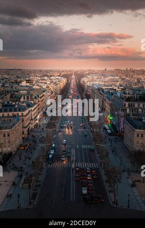 Champs-Elysees, Hauptallee in Paris, Frankreich vom Dach aus gesehen, Blick auf den Arc de Triomphe (Triumphbogen). Stockfoto