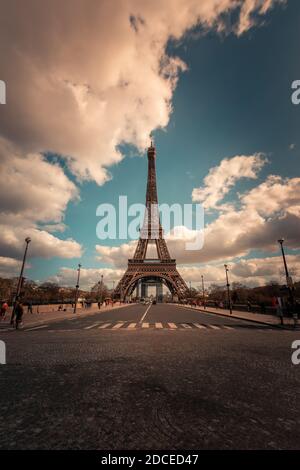 Weltberühmter Eiffelturm im Stadtzentrum von Paris, Frankreich. Stockfoto