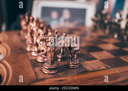Altes Vintage Holzschachbrett mit Messingteilen. Selektiver Fokus, Nahaufnahme. Stockfoto