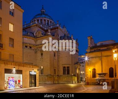 PARMA, ITALIEN - 17. APRIL 2018: Die Kirche Basilica di Santa Maria della Steccata in der Abenddämmerung. Stockfoto