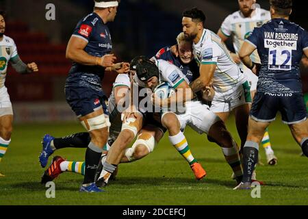 MANCHESTER, ENGLAND. 20. NOVEMBER Northampton's Tom James lädt sich während des Gallagher Premiership Spiels zwischen Sale Sharks und Northampton Saints am Freitag, den 20. November 2020 im AJ Bell Stadium, Eccles, vor. (Kredit: Chris Donnelly, MI News) Kredit: MI Nachrichten & Sport /Alamy Live Nachrichten Stockfoto