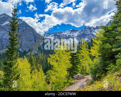 Herbstfarben und die Gipfel in den Sneffels reichen vom Blue Lakes Trail, Uncompahgre National Forest, Ridgway, Colorado. Stockfoto