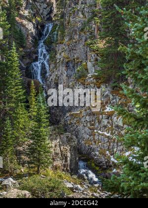 Wasserfall unterhalb des Lower Blue Lake, Blue Lakes Trail, Uncompahgre National Forest, Ridgway, Colorado. Stockfoto