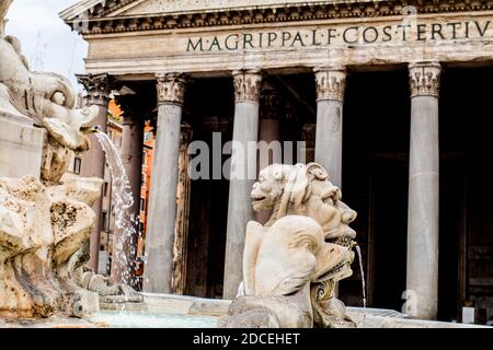 Ein Teil des Brunnens, der als Fontana del Pantheon bekannt ist Das Pantheon in Rom Italien Stockfoto