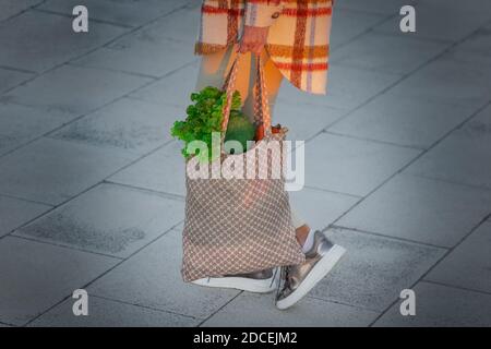 Frau mit Öko wiederverwendbaren Textil Lebensmittelbeutel mit Gemüse. Gesunde pflanzliche Ernährung Einkaufen. Kein Abfall, Kunststoff-freies Konzept Stockfoto