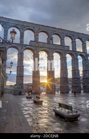 SEGOVIA, Spanien, APRIL - 13, 2016: Aquädukt von Segovia und Plaza del Azoguejo in der Abenddämmerung. Stockfoto