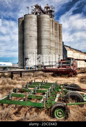 Blick auf landwirtschaftliche Getreidespeicher in Kalifornien Stockfoto