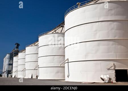 Blick auf landwirtschaftliche Getreidespeicher in Kalifornien Stockfoto