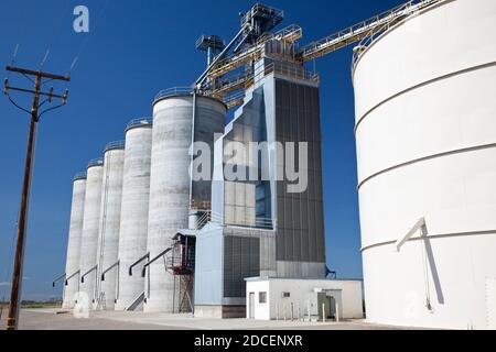 Blick auf landwirtschaftliche Getreidespeicher in Kalifornien Stockfoto