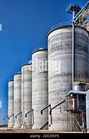 Blick auf landwirtschaftliche Getreidespeicher in Kalifornien Stockfoto