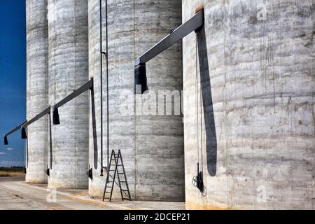 Blick auf landwirtschaftliche Getreidespeicher in Kalifornien Stockfoto