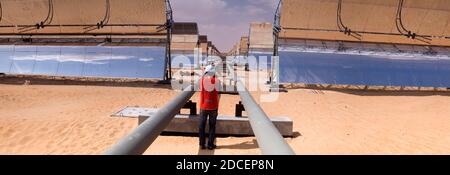 Madinat Zayed, Abu Dhabi/VAE - Okt 25 2011: Spaziergang durch die Baustelle für konzentrierte Solarstromerzeugung in der Wüste Stockfoto