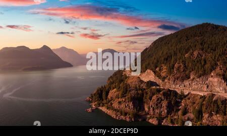 Sea to Sky Highway in Howe Sound in der Nähe von Horseshoe Bay Stockfoto