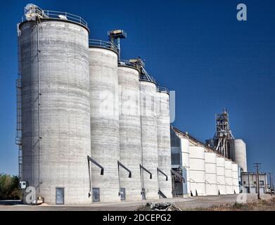 Blick auf landwirtschaftliche Getreidespeicher in Kalifornien Stockfoto