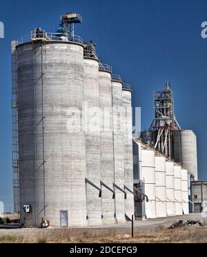 Blick auf landwirtschaftliche Getreidespeicher in Kalifornien Stockfoto