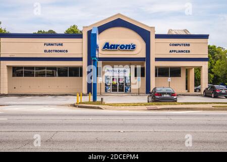 Gwinnett County, GA / USA - 05 13 20: Aarons Rental Store Vordereingang Stockfoto