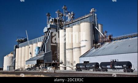 Blick auf landwirtschaftliche Getreidespeicher in Kalifornien Stockfoto