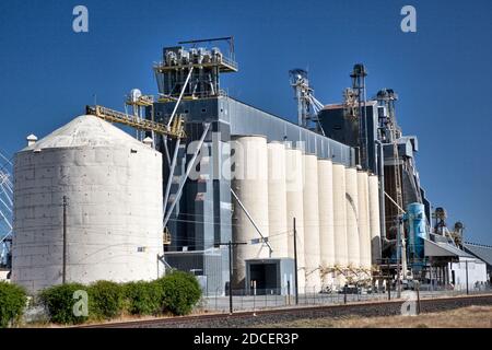 Blick auf landwirtschaftliche Getreidespeicher in Kalifornien Stockfoto