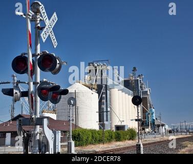 Blick auf landwirtschaftliche Getreidespeicher in Kalifornien Stockfoto