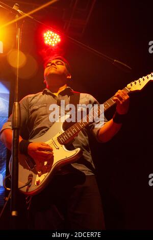 Gitarrist mit rotem Licht und künstlichem Nebel bei Nacht in Mexiko-Stadt Stockfoto