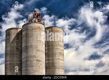 Blick auf landwirtschaftliche Getreidespeicher in Kalifornien Stockfoto