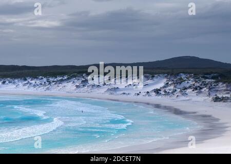 Eine Einzelfigur in der Brandung, Duke of Orleans Bay Coastline, Duke of Orleans, Westaustralien Stockfoto