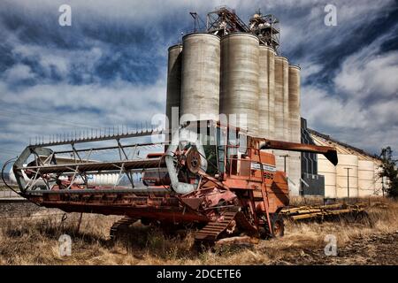 Blick auf landwirtschaftliche Getreidespeicher in Kalifornien Stockfoto