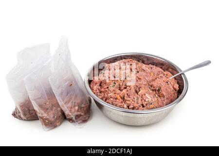 Hackbarsch Rohfutter Rezept für Hunde bestehend aus Fleisch, Organe, Fisch, Eier und Gemüse werden zum Einfrieren für den späteren Verzehr verpackt Stockfoto