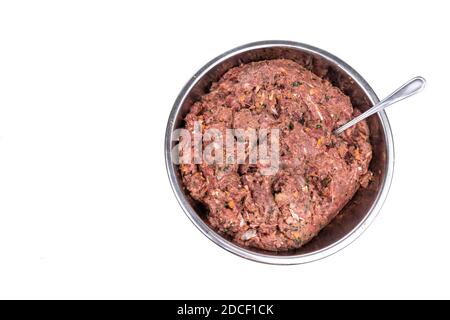 Overhead-Ansicht auf Hackfleisch Zubereitung von Barf Rohkost Rezept für Hunde bestehend aus Fleisch, Organe, Fisch, Eier und Gemüse als gesunde Ernährung Stockfoto