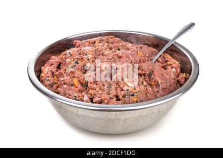 Hackfleisch Zubereitung von Barf Rohkost Rezept für Hunde bestehend aus Fleisch, Organe, Fisch, Eier und Gemüse als gesunde Ernährung Stockfoto