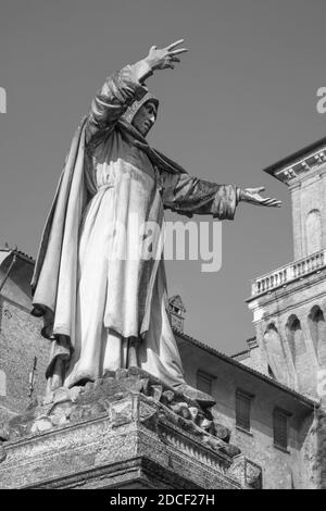 Ferrara - die Statue des dominikanischen mittelalterlichen Reformators Girolamo Savanarola vor dem Schloss Castello Estense. Stockfoto