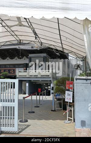 Singapur - Nov 6, 2020:Temperaturüberwachung und QR-Code-Scanning im Foo Hai Zen Kloster, einem buddhistischen Tempel, als Teil der Covid-19 Kontrolle. Stockfoto