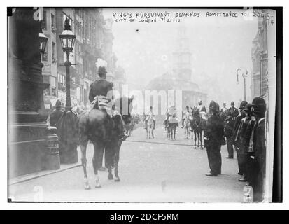 King's pursuivant fordert Aufnahme in der Londoner City Stockfoto