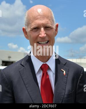 Miami, Vereinigte Staaten Von Amerika. Juni 2017. MIAMI, FL - FEBRUAR 25: Florida Gouverneur Rick Scott begrüßt US-Präsident Barack Obama auf Air Force One mit einer Florida Marlins Kappe auf Miami International Airport am 25. Februar 2015 in Miami, Florida Menschen: Florida Gouverneur Rick Scott Kredit: Storms Media Group / Alamy Live News Stockfoto