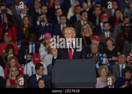 Miami, Vereinigte Staaten Von Amerika. Februar 2019. MIAMI, FLORIDA - FEBRUAR 18: Senator Rick Scott zusammen mit Präsident Donald Trump und First Lady Melania Trump besuchen eine Kundgebung an der Florida International University am 18. Februar 2019 in Miami, Florida. Präsident Trump sprach über die anhaltende Krise in Venezuela. Personen: Senator Rick Scott Kredit: Storms Media Group/Alamy Live News Stockfoto